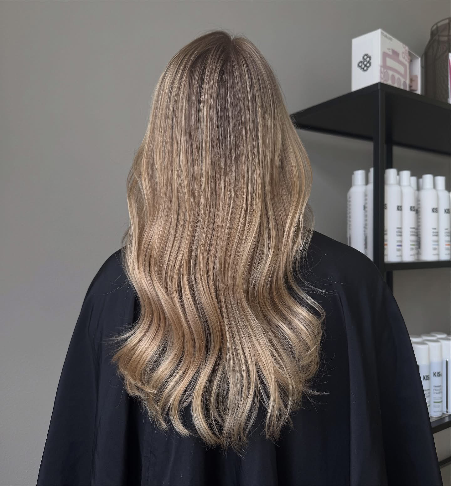 Lang beigeblond haar in lagen, van achteren