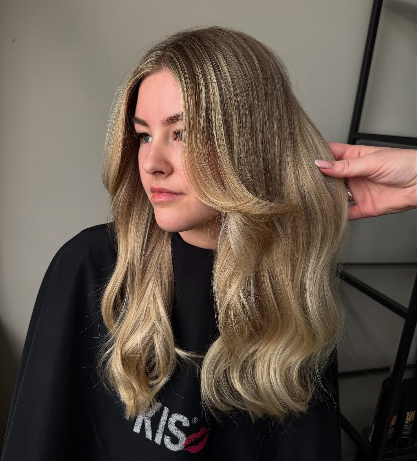 Goudblond haar met volume rond het gezicht